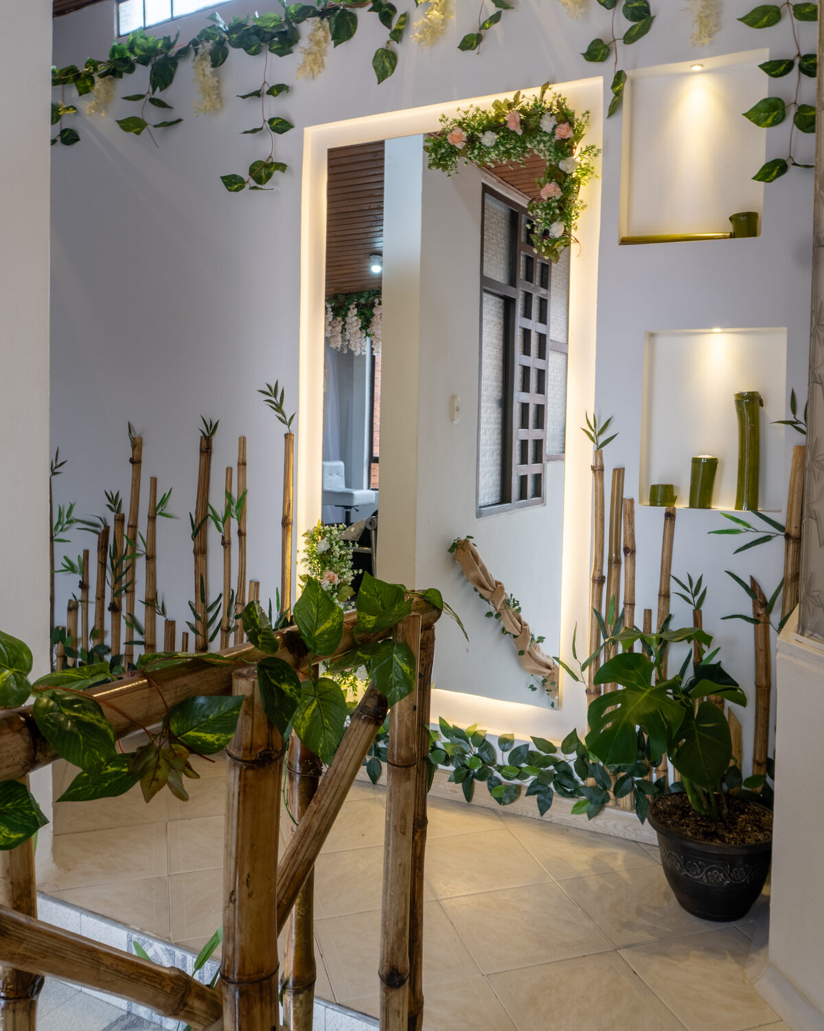 Recepción de SANA Spa con bambú, plantas y luz cálida