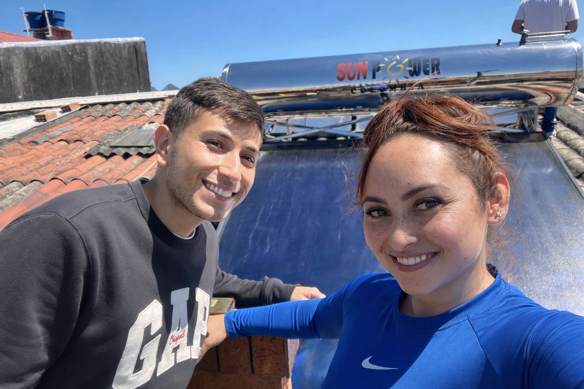 Fundadores de SANA Spa junto a los paneles solares que abastecen el centro con energía limpia