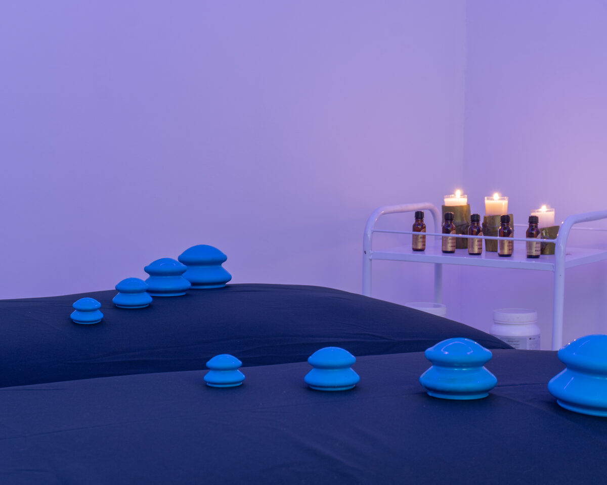Camilla de masajes con velas y aceites