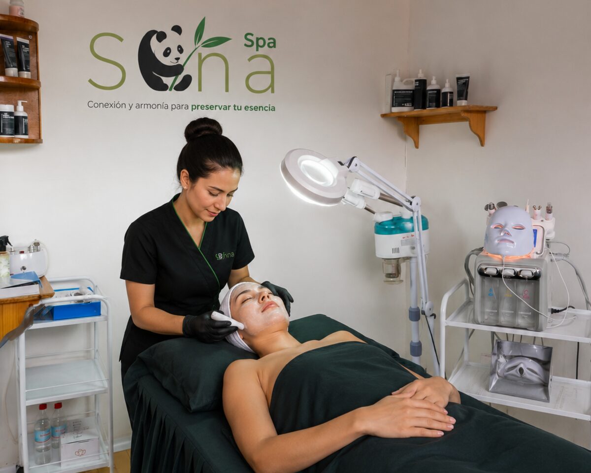 Tratamiento facial a una clienta en SANA Spa