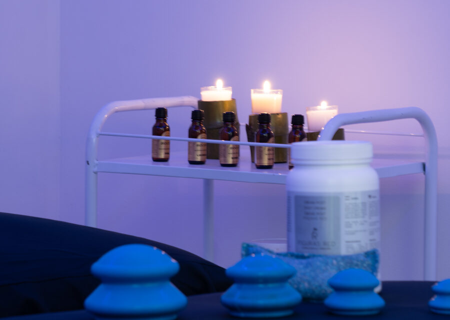 Aceites esenciales y velas para terapias holísticas en SANA Spa
